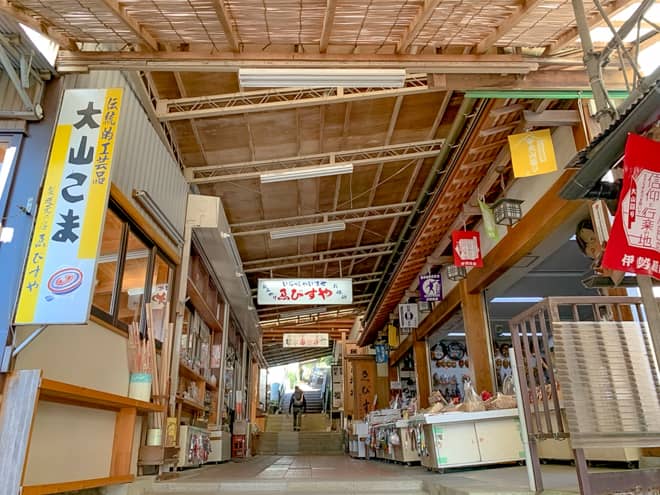 こま参道にはお土産屋さんや飲食店などが