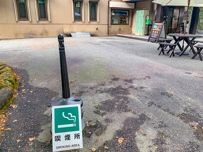 バス停付近には売店やトイレ