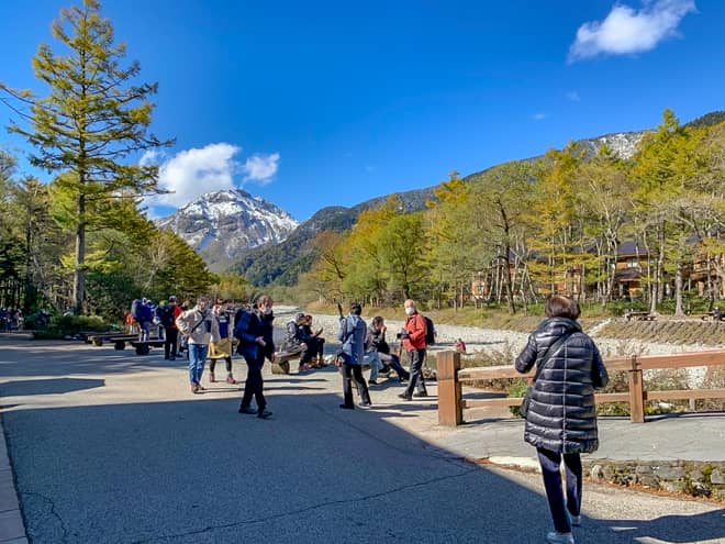 今回のルートでは河童橋を渡らず梓川の左岸沿いを歩きます