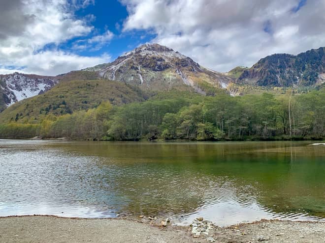 大正池からは大噴火を起こした焼岳を望む絶景ポイント