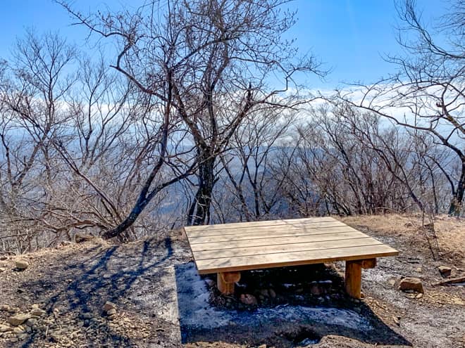 天狗沢展望台にはちょっとしたテーブルがあります