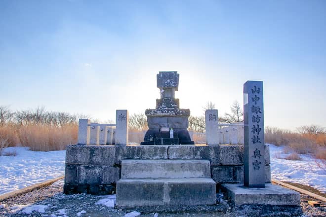 山頂の真ん中には山中諏訪神社奥社が
