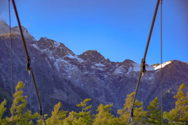 新村橋からは前穂高岳の岩峰を眺めることが出来ます