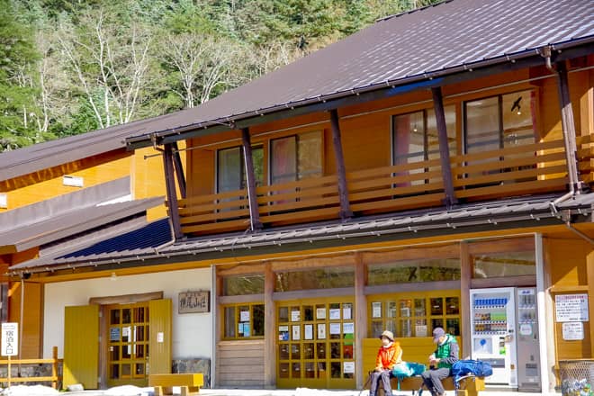 暫く歩くと横尾山荘が見えてきます