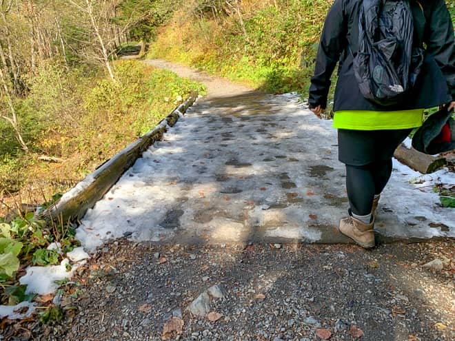 最低でもスニーカー必須