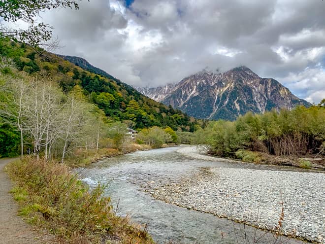 梓川の右岸コースは左岸コースよりも道が整備されていて