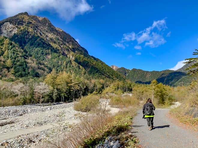 横尾までも基本、木々に囲まれた林道が続きますが