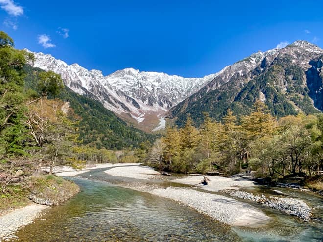 橋の上からは梓川越しに穂高連峰や岳沢