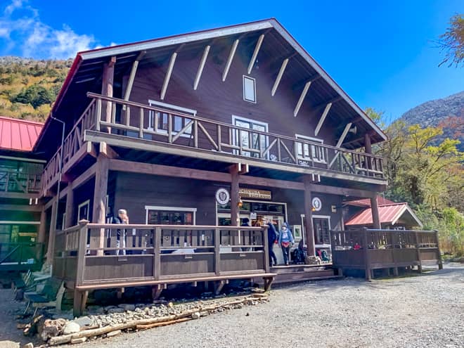 牧場跡地を改装した「徳沢ロッジ」