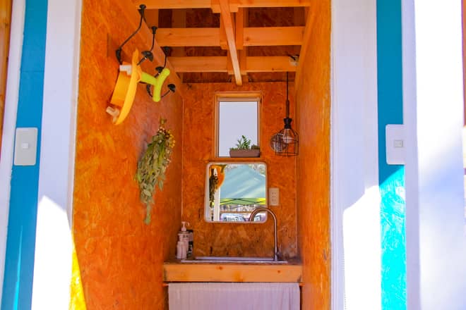 男女トイレの間に鏡付きの洗面台があります