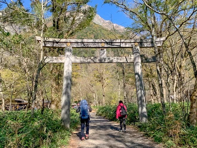 穂高神社奥宮の鳥居が見えてきました