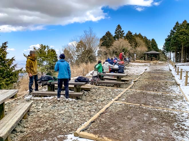 見晴台にも多くの観光客がごった返していました