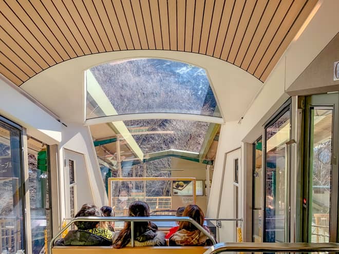 阿夫利神社まではケーブルカーが運行しているので