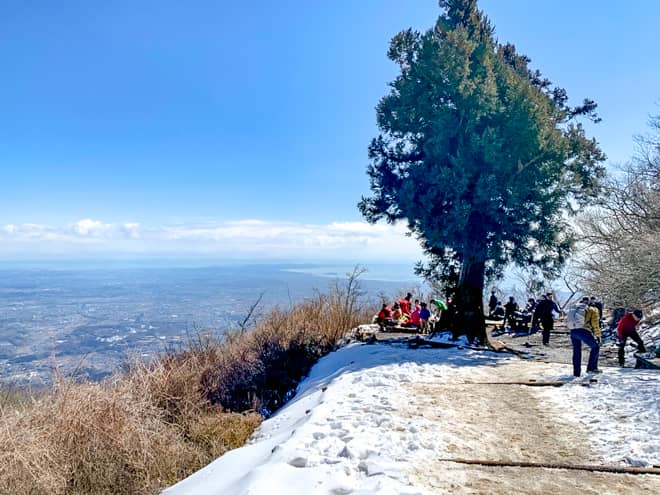 階段を下りた場所にはトイレや広大な休憩スポットがありました