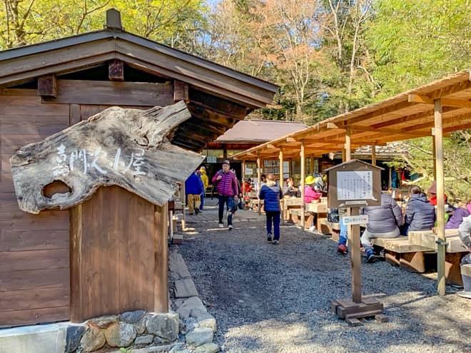 鳥居をくぐると、左手に