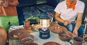 インテリアとしても使えるLEDランタン2種とランタンスタンドがコールマンから新登場