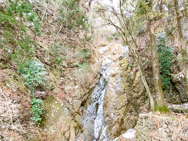 途中には観光スポットとして人気の二重滝があります