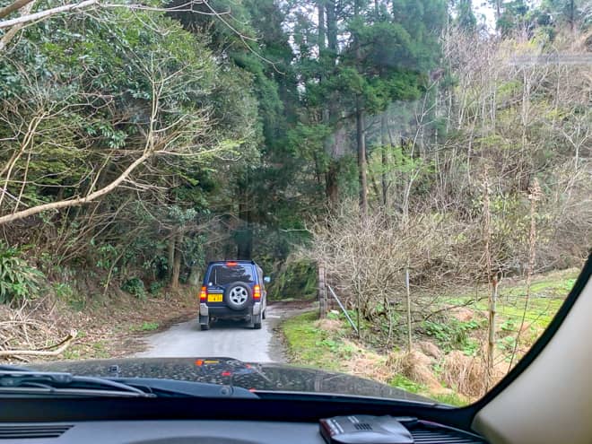 キャンプ場へ続く道はかなり過酷