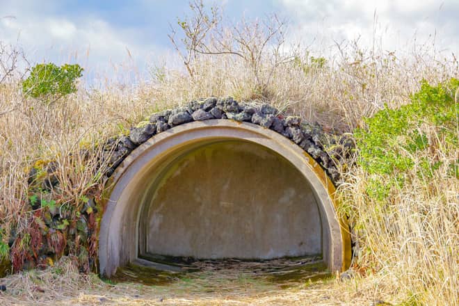 ハイキングコースには万が一に備えた避難シェルター