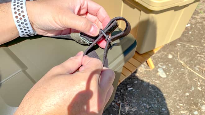 ベルトを金具に通す