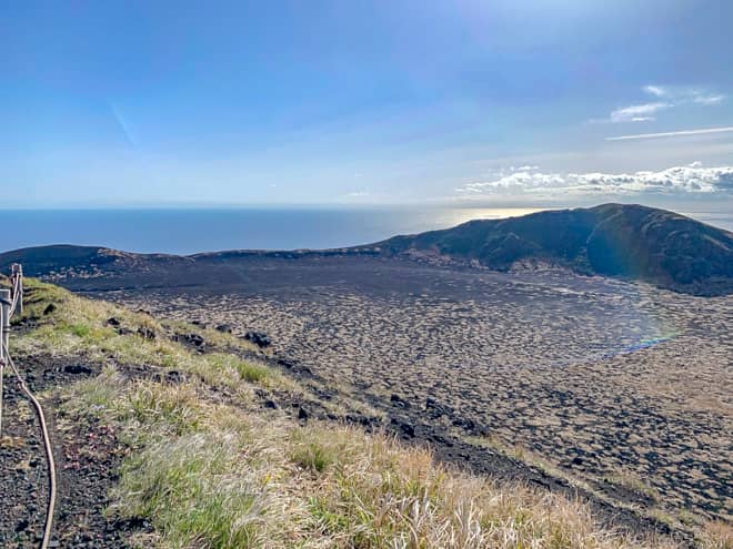 三原山山頂中央火口から反対側に目を向けると