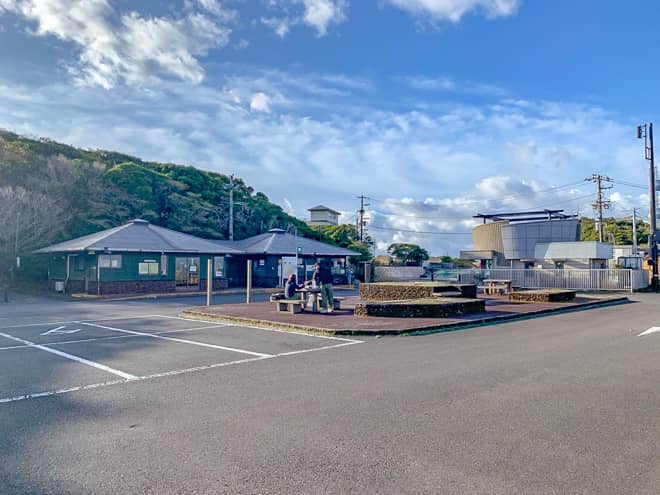 三原山山頂口には広大な駐車場があり