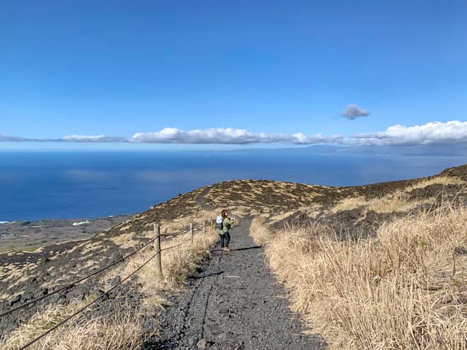 三原山火口を周回する「火山一周歩道」へ合流したら