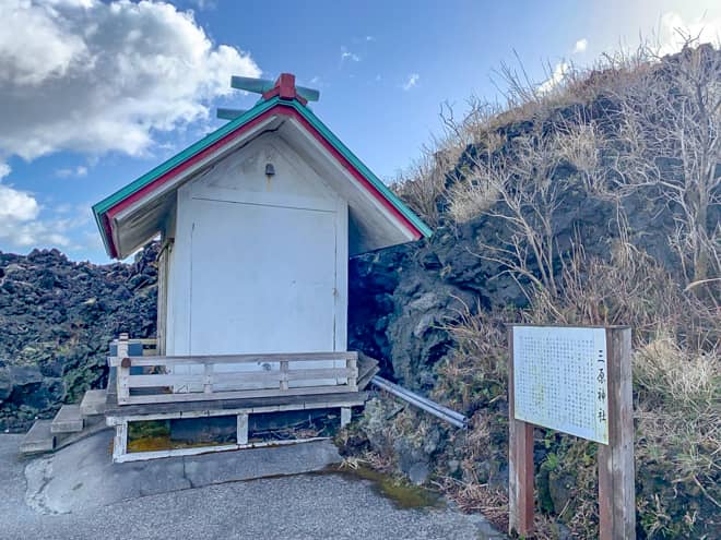 三原山神社は1986年の噴火の時