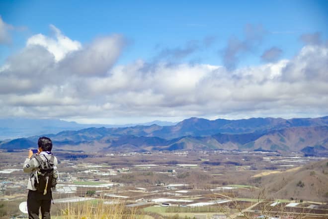 八ヶ岳山麓高原の一部でもある飯盛山の麓には野辺山高原が広がり
