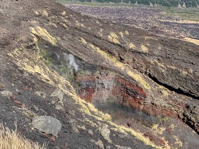 右手には1986年の噴火で出来た割れ目噴火口2