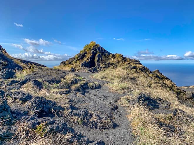 右手に三角に尖った岩がみえます1