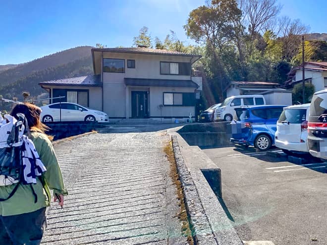 坂道はコンクリート製で