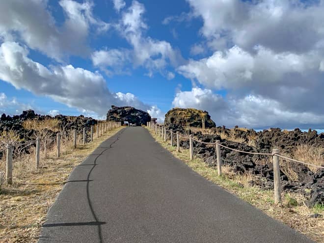坂道を登りきると火山一周歩道に