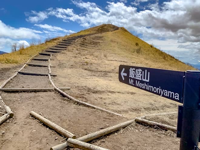 山頂までは登りが続きますが