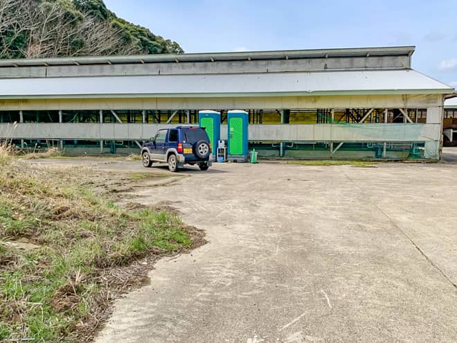 広大なフィールドに対してトイレはここだけなので