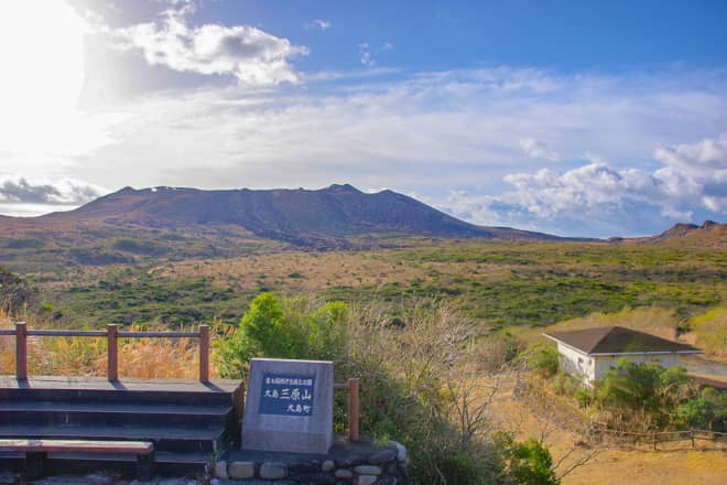 惑星に降り立ったような異次元の絶景が広がる「三原山」