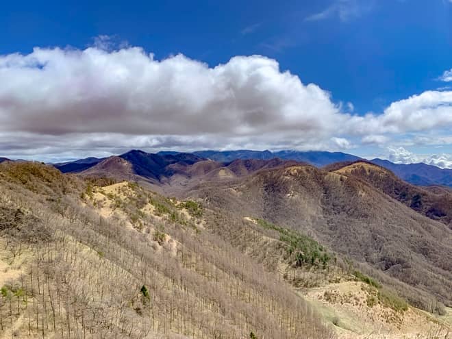 東側に目を向けると奥秩父山塊を見渡せます