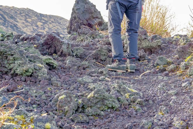 溶岩はゴツゴツとした黒い岩で、登ることが出来ます
