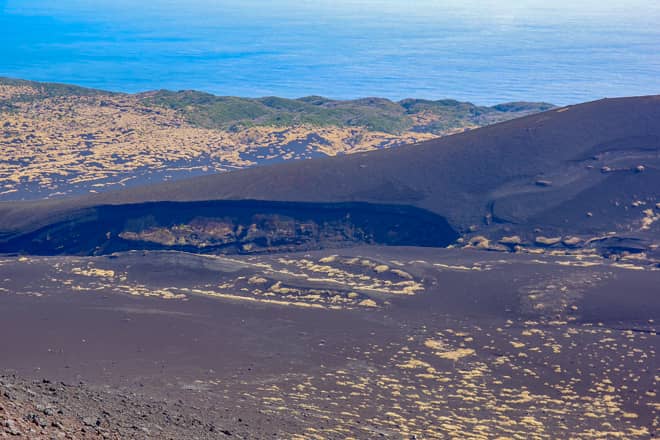 火口越しに海と裏砂漠を見渡せる屈指の絶景スポットです