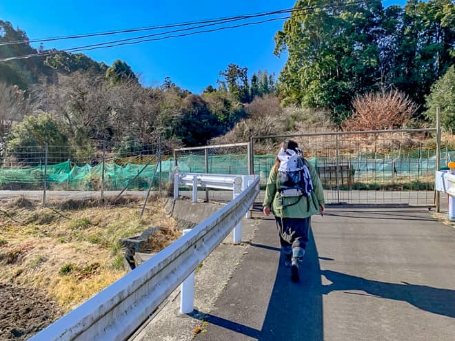 突き当りにあるゲートを開いて左方向に進みます