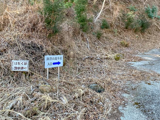 道路を道なりに100メートル程進みます