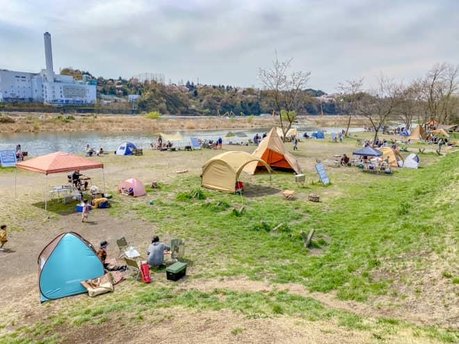 郷土の森公園バーベキュー場のキャンプエリア詳細｜焚き火も可能な無料スポット紹介 – キャンプクエスト