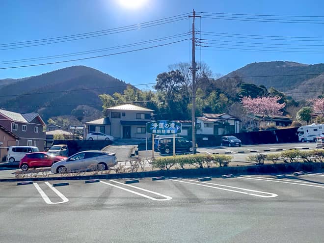 鉢窪山登山口までは約1キロの道のりです