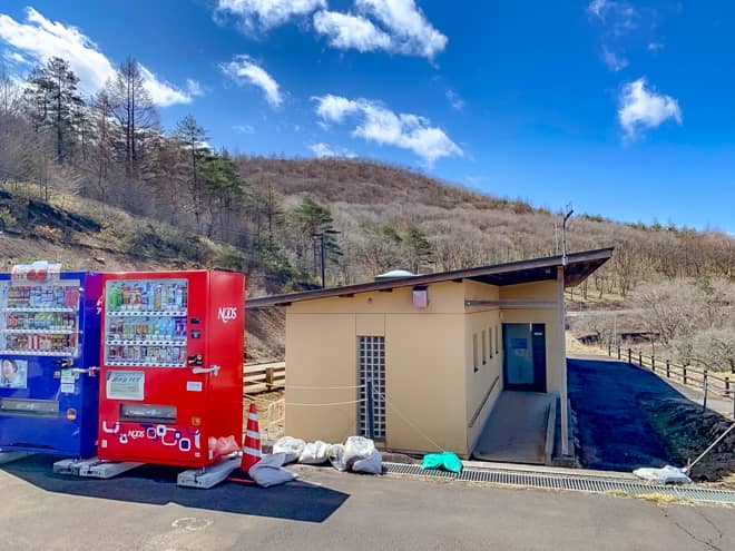 駐車場はアスファルトで整備されていて