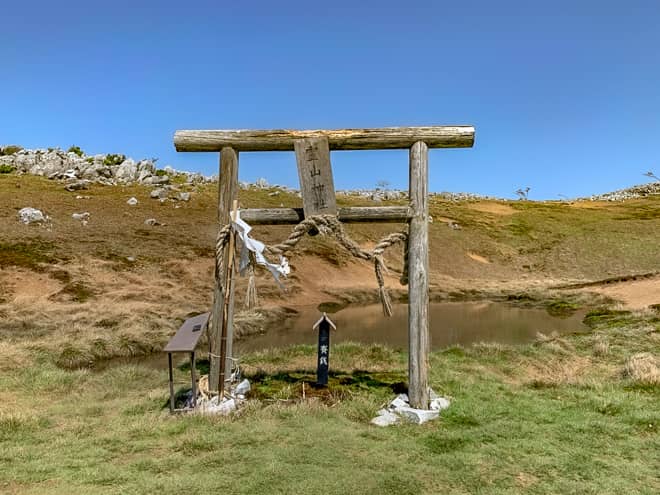 お虎ヶ池の手前にある鳥居は