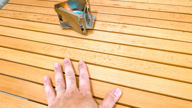 テーブルに手を当ててみる