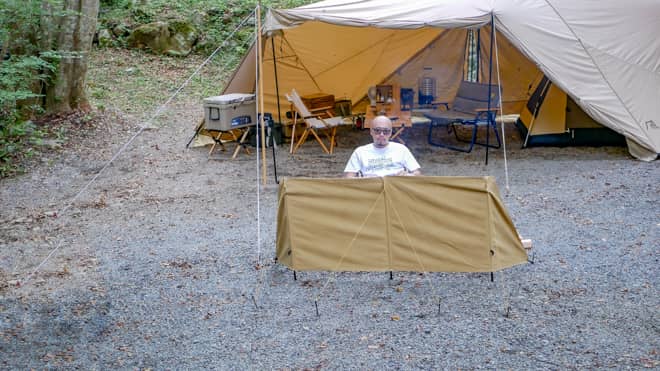 焚き火陣幕からみえる男