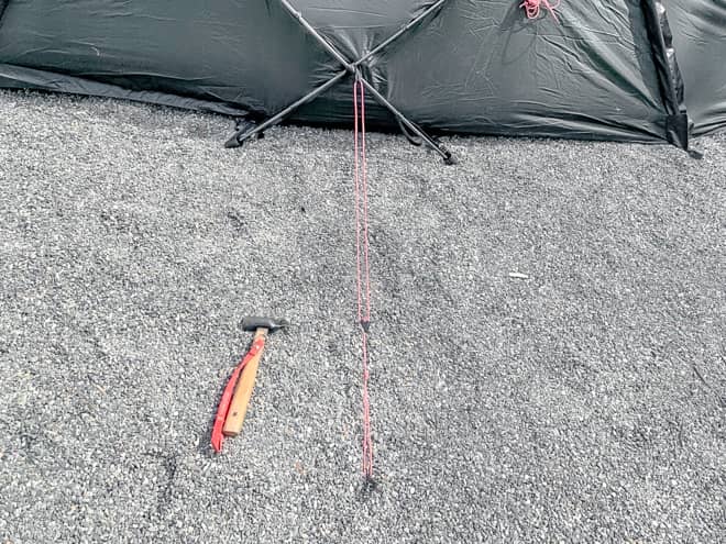 ペグダウンをしたあと、ガイロープを調整して仕上げます