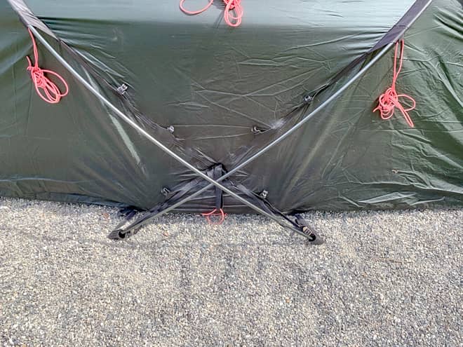 ポールにフックを引っかけていきます