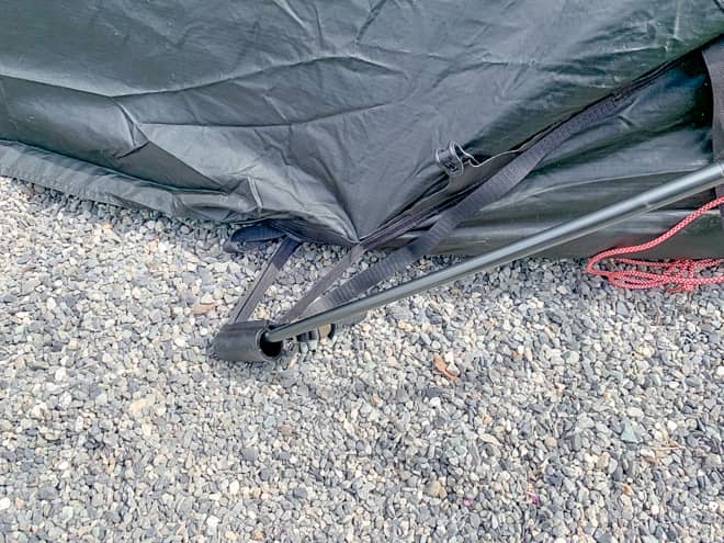 ポールを通した側には黒いポール受けがあるので、ポールを差し込みます